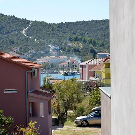 In Mit Barbecue By Interhome Apartman Vinišće