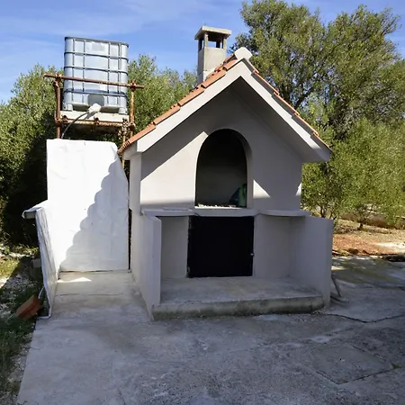 Apartman In Mit Barbecue By Interhome Vinisce